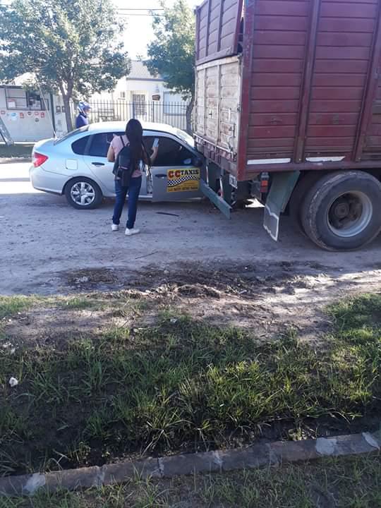 San Cristóbal: Un auto se metió debajo de un camión estacionado - El Departamental