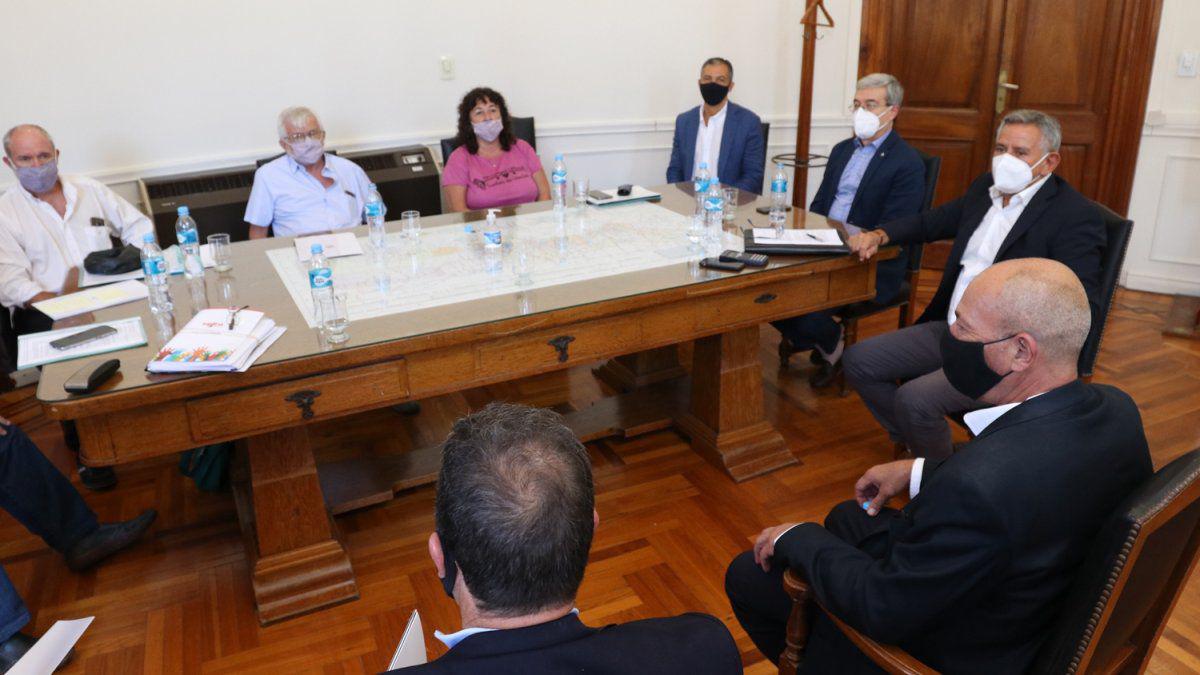 los-ministros-trabajo-empleo-y-seguridad-social-juan-manuel-pusineri-y-economia-walter-agosto-encabezaron-el-4-febrero-la-primera-reunion-paritaria-2021-los-representantes-los-gremios-ate-y-upcn