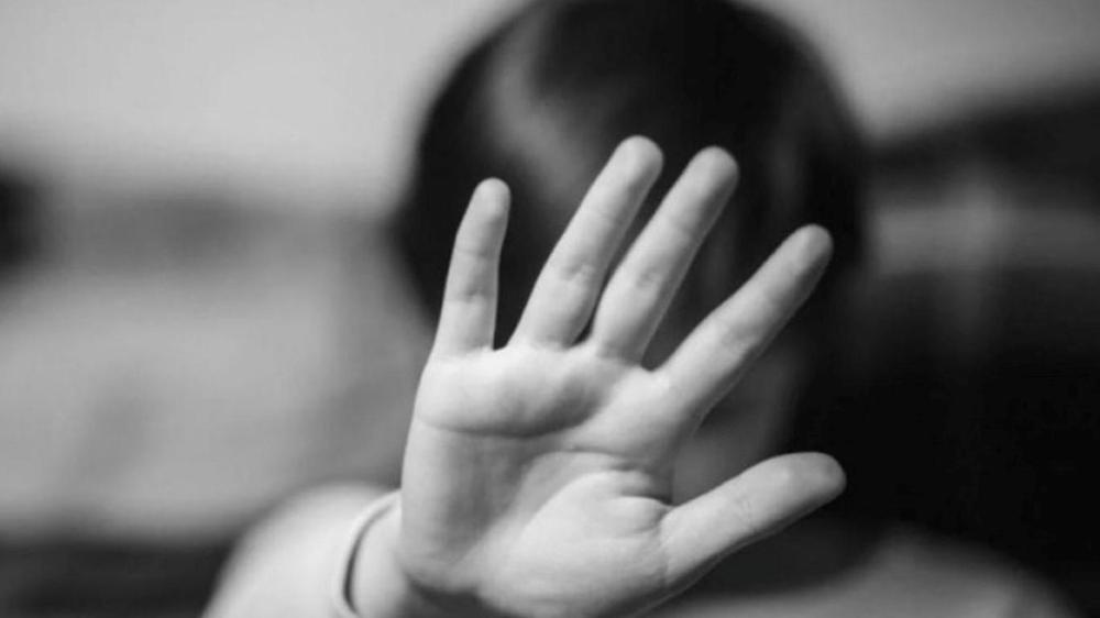 abusar de las cuatro hijas de su pareja