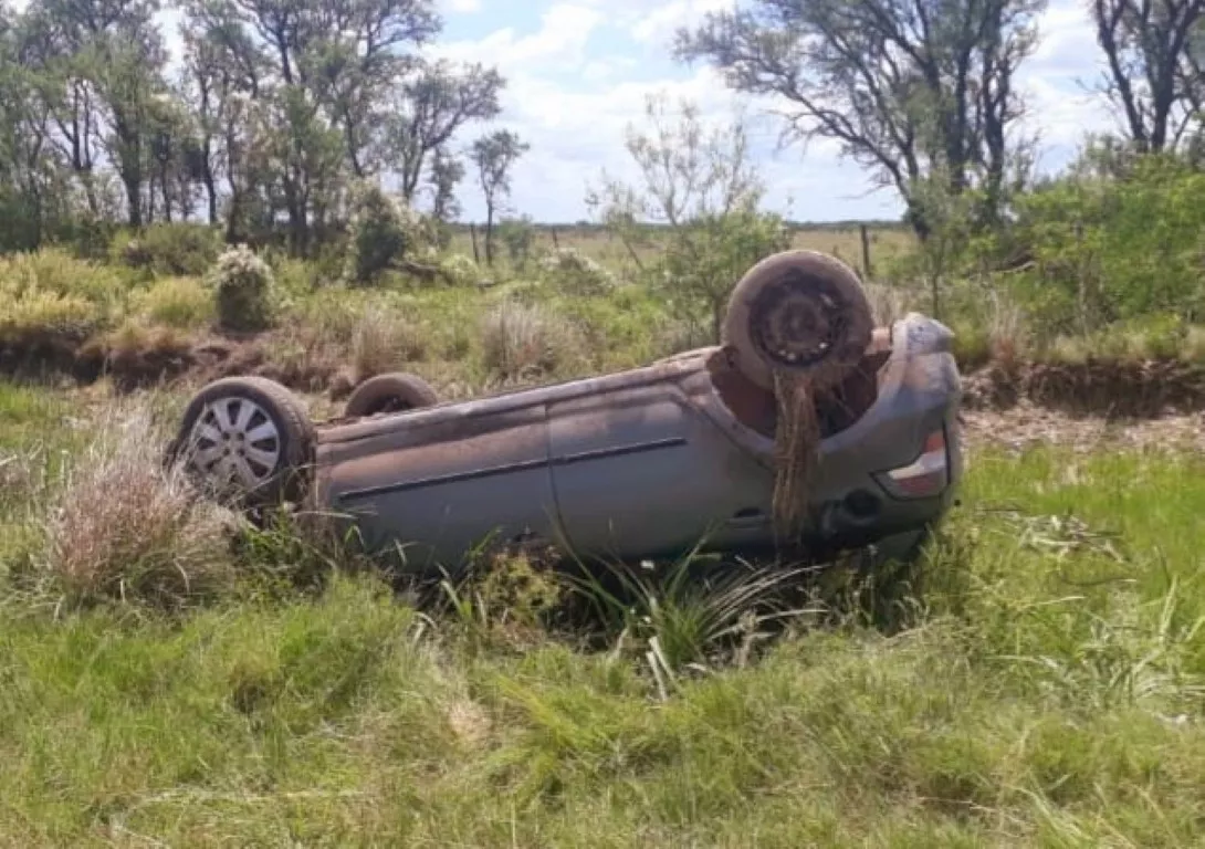 Pierde el control del auto y vuelca