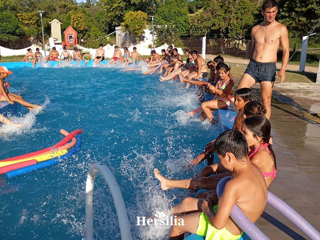 El pasado martes 30 finalizó la edición 2024 de la Colonia de Verano en el Natatorio Comunal de Hersilia. _♀ Esta colonia, dependiente del Gobierno Provincial, convocó a cerca de 100 niños y niñas de la l