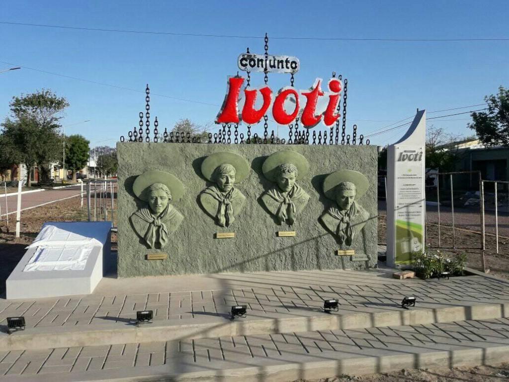 ivoti-homenaje-monumento