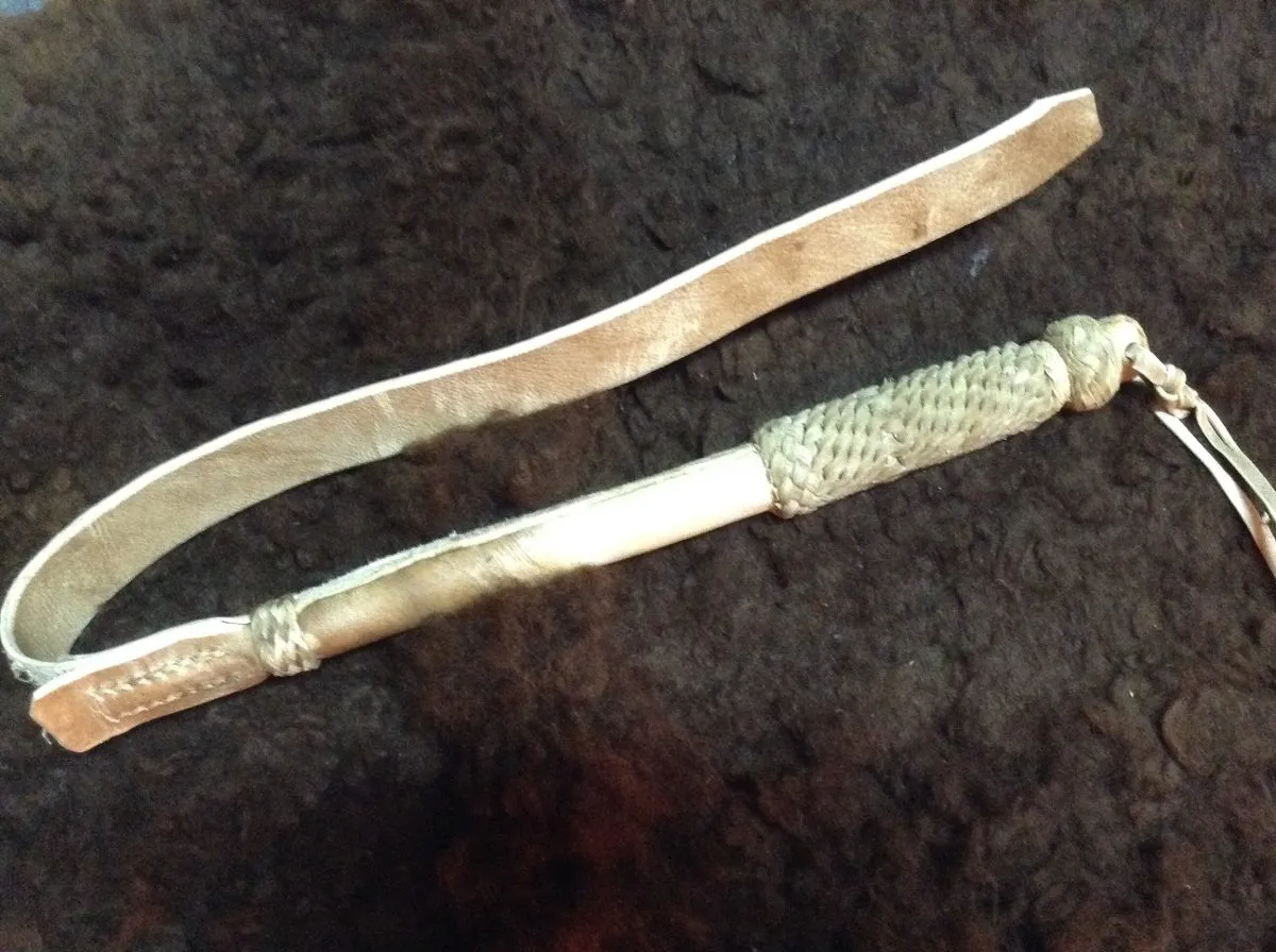 rebenque-con-mango-trabajado-en-cuero-crudo-D_NQ_NP_266505-MLU25031385318_092016-F