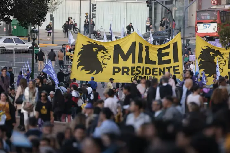 las-banderas-amarillas-parte-del-cotillon-B5VMD6RPEVB63ODLY7OZ2ARO3A