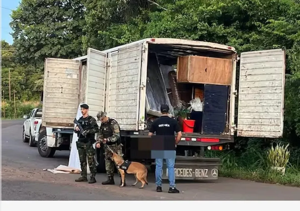 Efectivos de la Prefectura Naval Argentina secuestraron un cargamento de casi cuatro toneladas de marihuana oculto entre los enseres embaladas en un camión que simulaba una mudanza desde Paraguay hacia la