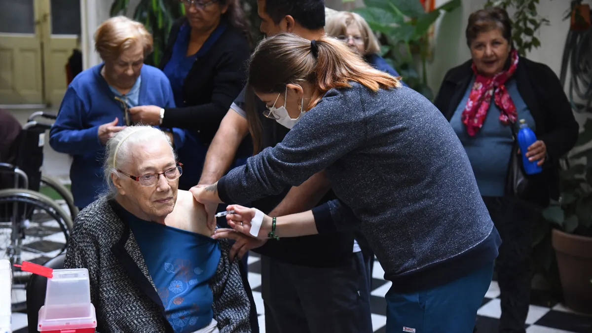 vacunacion-antigripal-2023-geriatricos-editjpg