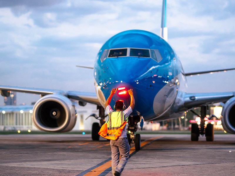 trabajadores-aerolineas-argentinas-en-pista-con-avion-750x375@2x
