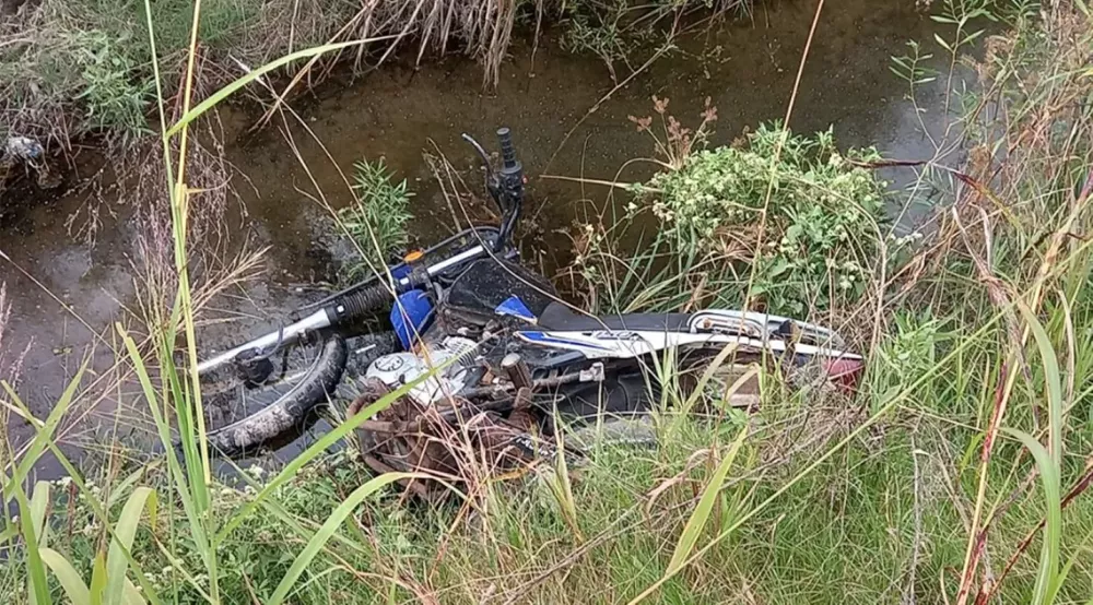 Abandonaron en un cuneta la moto robada
