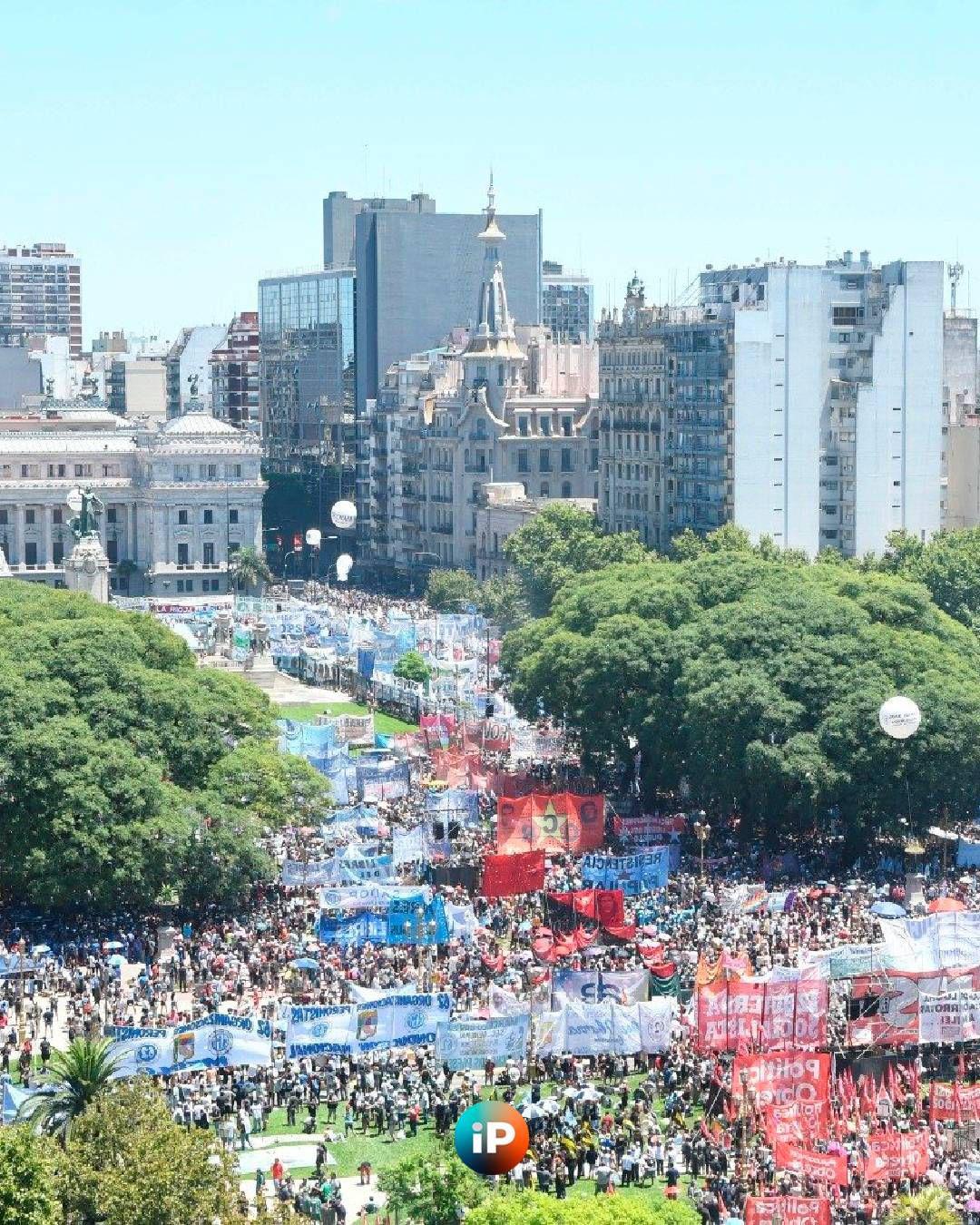 Una+multitud+asistió+a+la+manifestación+convocada+por+la+CGT+en+contra+del+DNU+y+la+Ley+Ómnibus+️Trabajadores,+artistas,+científicos,+organizaciones+de+la+sociedad+civil+y+referentes+de+derechos+human (1)