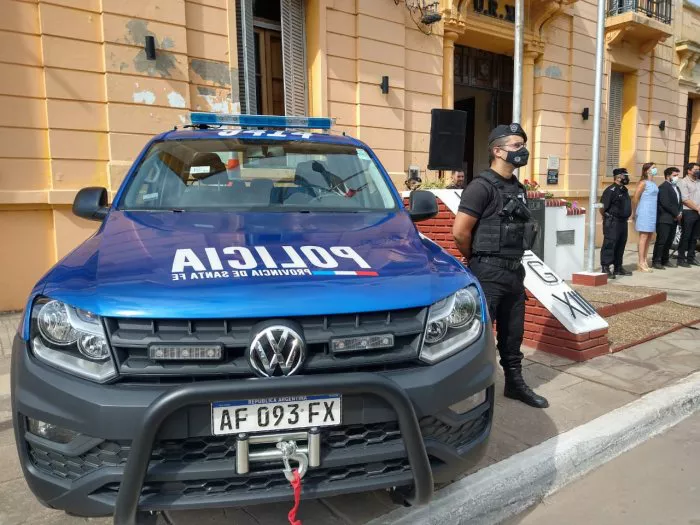 17898-policia-camioneta