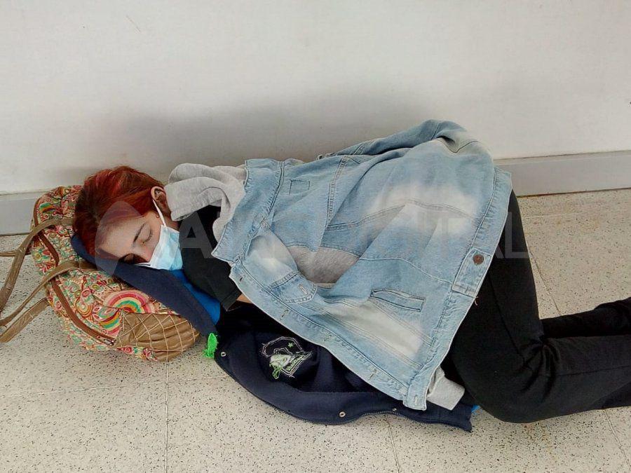como-no-era-atendida-y-se-sentia-mal-lara-decidio-acostarse-el-piso-del-pasillo-del-hospital-una-mujer-que-estaba-esperando-le-presto-su-campera-taparla-su-madre-indignada-tomo-una-foto-mostrar-lo-que-estaba-pasand