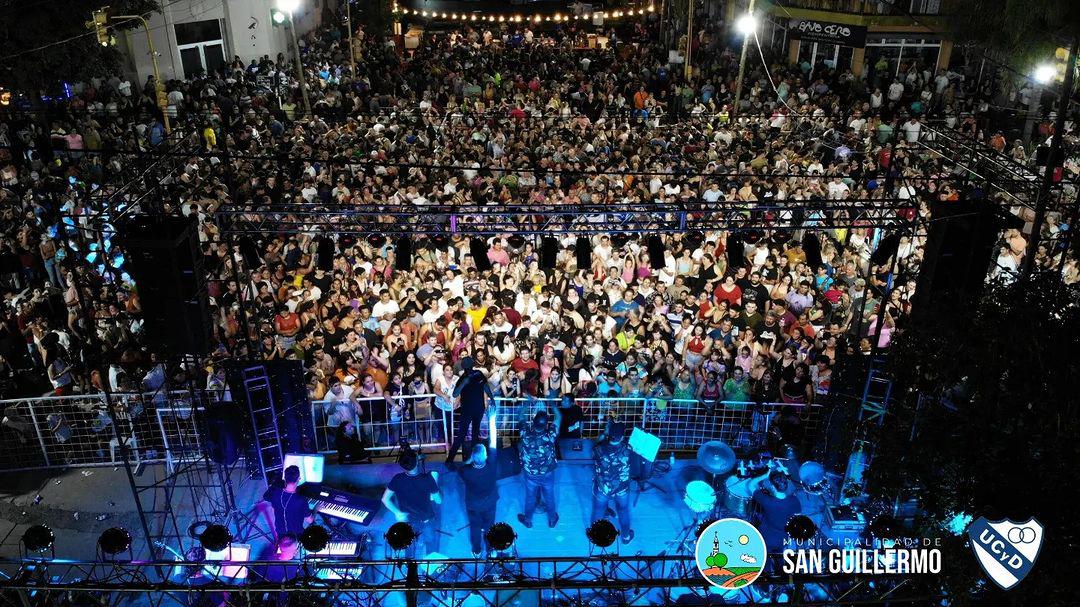 Gran cierre de Carnavalerías. Gracias, a las más de 6 mil personas que nos acompañaron. Gracias a todos los que nos ayudaron a hacer de está noche, una noche mágica!Scola Brillo más que nunca!