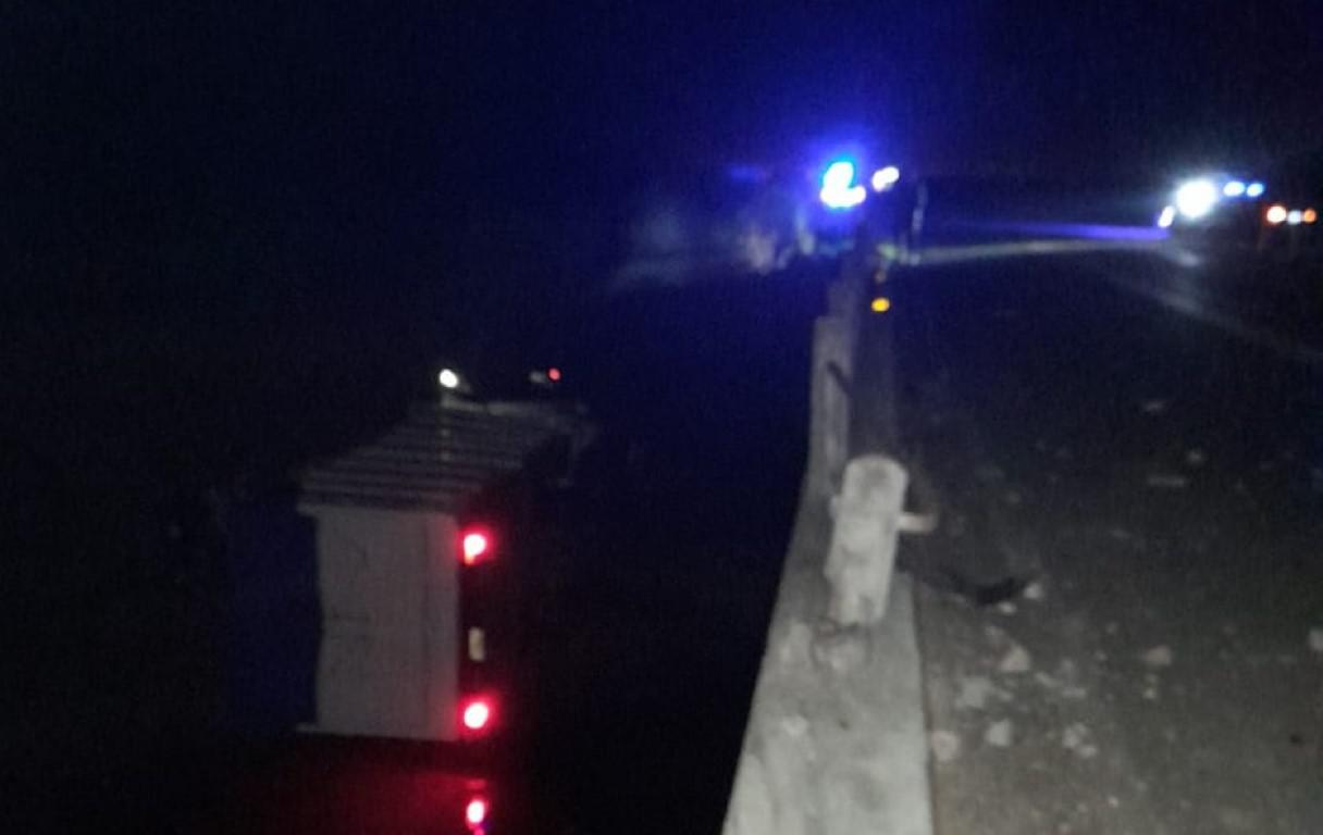 A truck fell into the San Antonio stream on La Nelson bridge