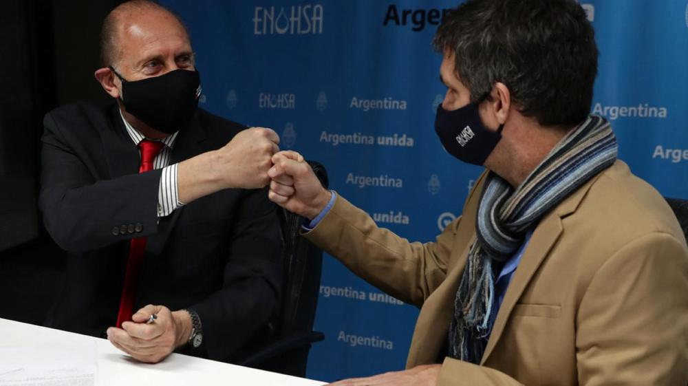El gobernador Omar Perotti junto al administrador del Enohsa, Enrique Tomás Cresto