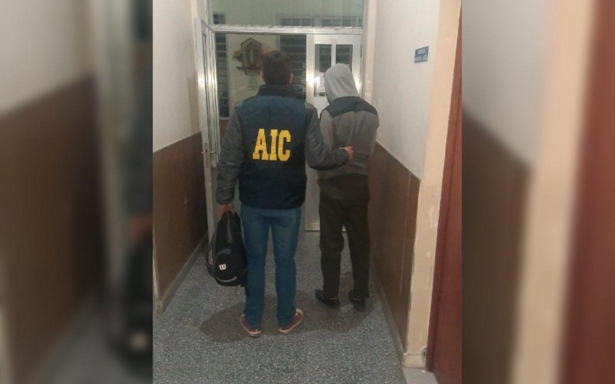 Violento detenido por golpear a una joven de 23 años