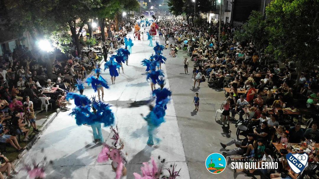 Gran cierre de Carnavalerías. Gracias, a las más de 6 mil personas que nos acompañaron. Gracias a todos los que nos ayudaron a hacer de está noche, una noche mágica!Scola Brillo más que nunca! (1)