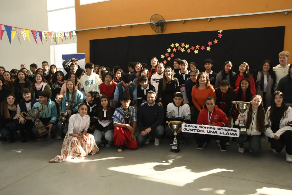 estudiantina-lanzamiento-1024x683