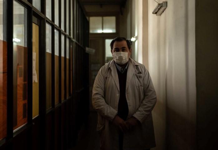 El director del Cullen en el pasillo que lleva a su despacho.