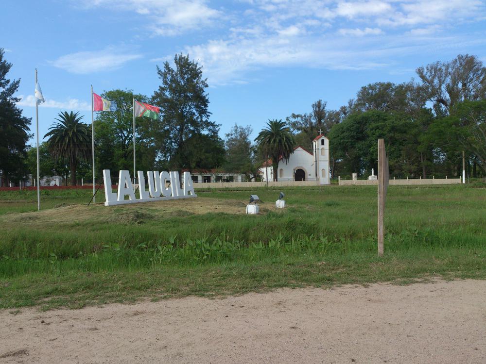 Entrada_Oeste_de_La_Lucila_-_panoramio